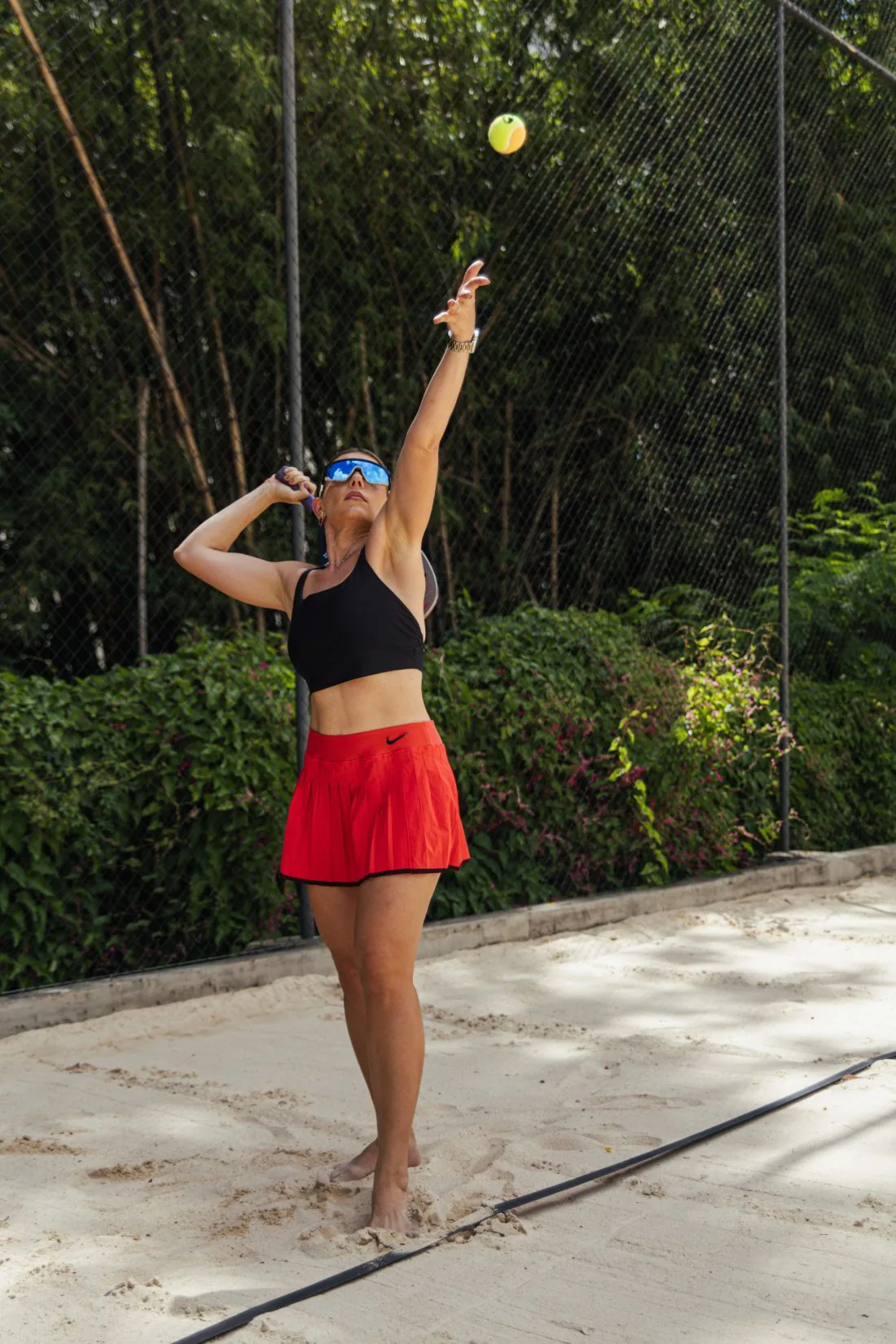 Atleta em quadra, corpo destravado, movimento fluido
